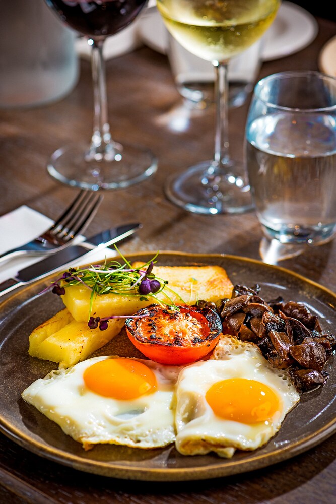 Book Queens Hotel and in Ennis