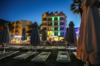 Picture of B&B Yüzbaşı Beach Hotel in Marmaris