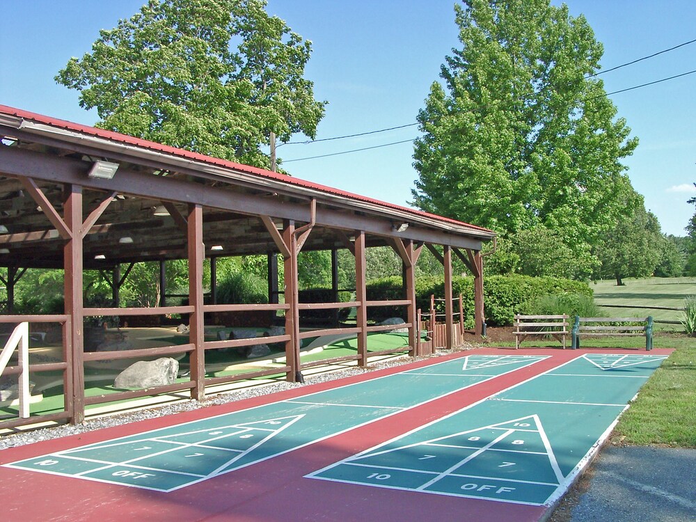 Book Circle M RV & Camping Resort Caravan Park in Lancaster