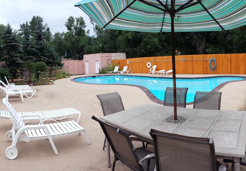 Book Buffalo Lodge In Colorado Springs Hotels Com Buffalo Lodge Colorado Springs Outdoor Pool