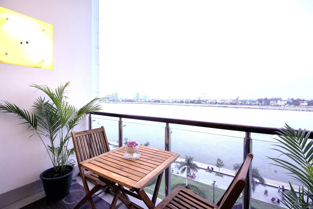 尼隆酒店, 金边, 豪华双床房, 阳台, 河景, 阳台