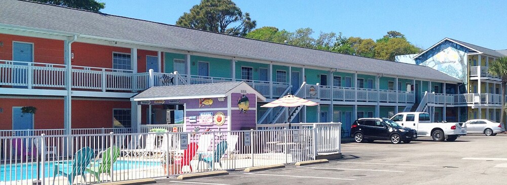 Book Drifters Reef Hotel In Carolina Beach Hotels Drifters Reef Hotel Carolina Beach Property Grounds