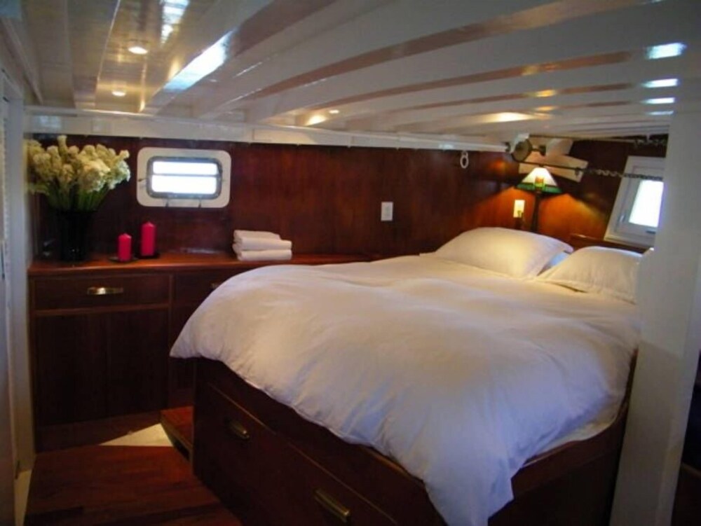 Barkissimo Clic Yacht Hotel In Suisun City Book On Hotels Barkissimo Clic Yacht Hotel Suisun City