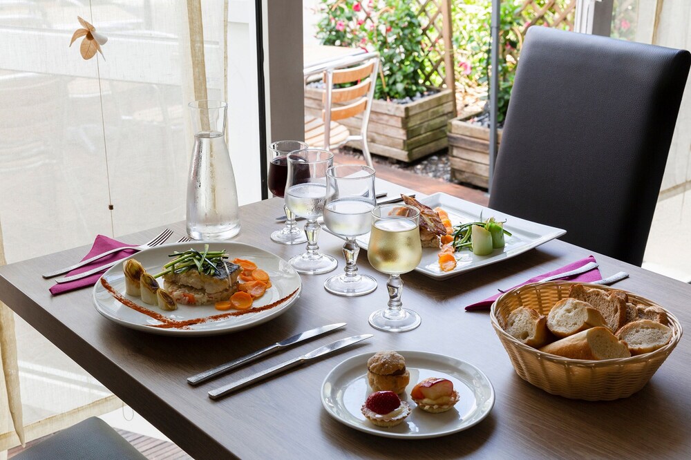 The Originals City Hotel Bagatelle Angers Sud Inter Hotel Les Ponts De Ce France Les Ponts De Ce Hotel Discounts Hotels Com