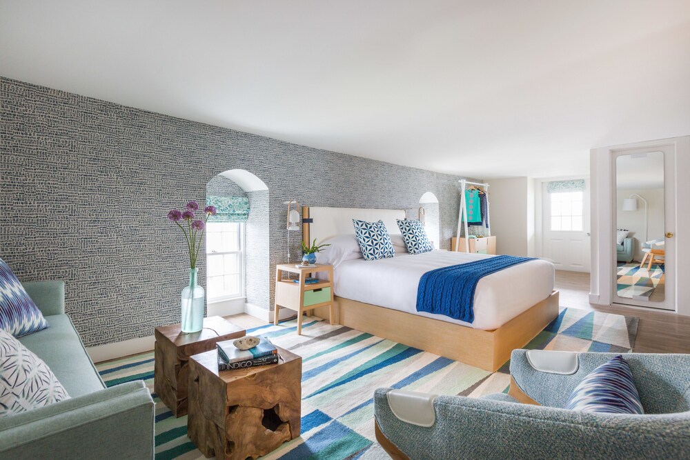 Book Summercamp In Oak Bluffs Hotels Summercamp Oak Bluffs Suite 1 King Bed With Sofabed Guest Room