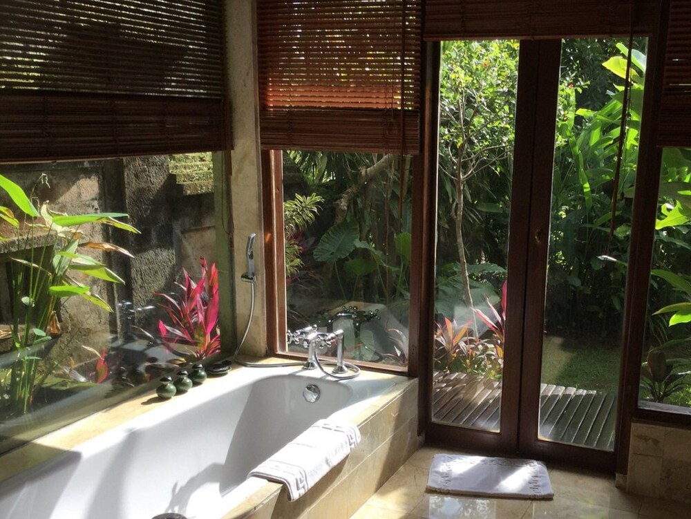 View Warwick Ibah Luxury Villas &amp; Spa Background