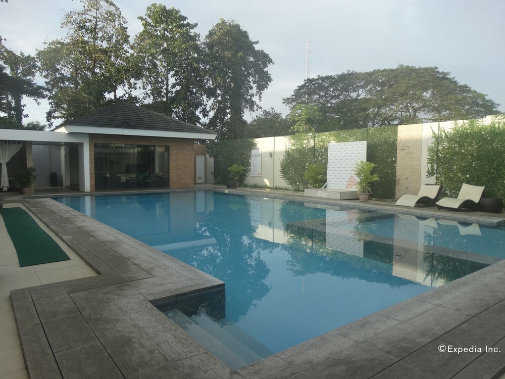 sneaker villa robinson mall phone number