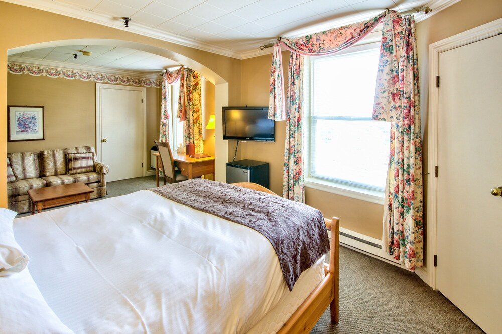 Book Queen's Inn at Stratford in Stratford