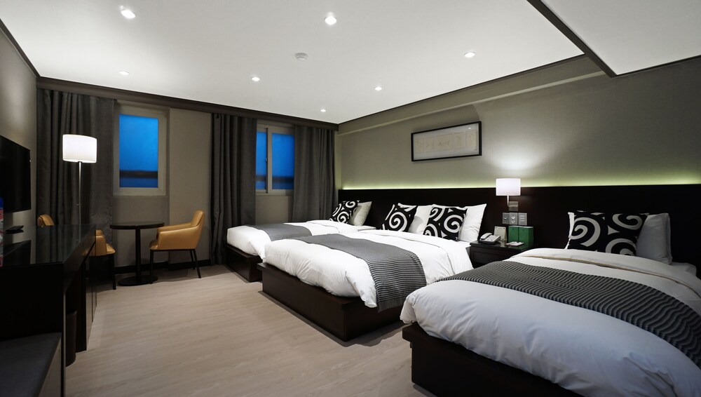 インサドン クラウン ホテル 便利な立地とリーズナブルなチョンノのホテル 宿泊予約はホテルズドットコム