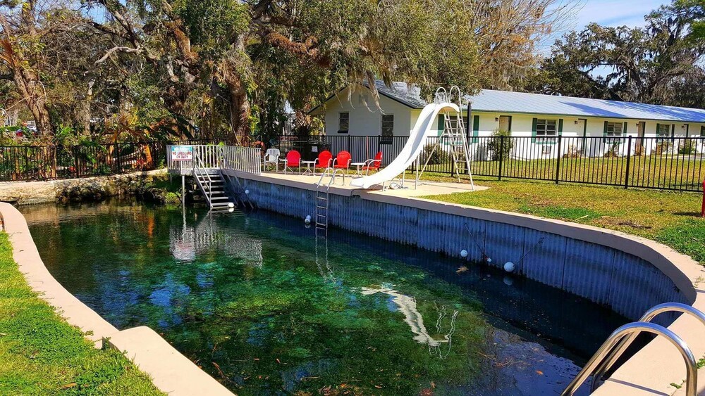 Book King S Bay Lodge In Crystal River Hotels King S Bay Lodge Crystal River Outdoor Pool