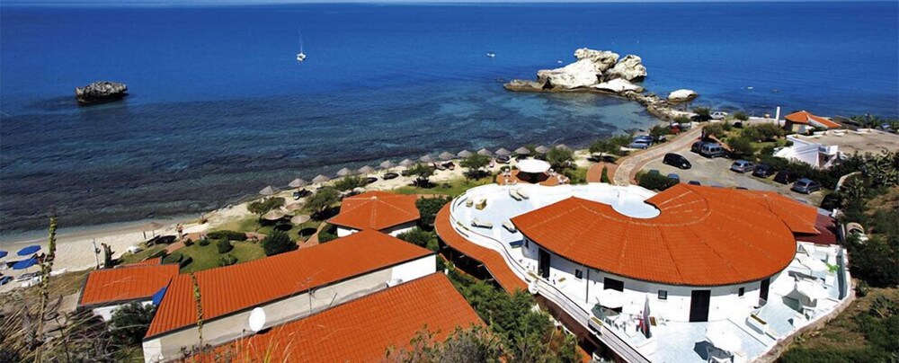 Qtin22uwe0esxm Property is on the beach or right next to it. https www hotels com ho515706 sunshine beach resort ricadi italy