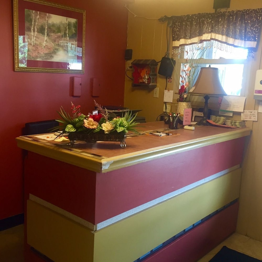 Book Holiday Motel Creston In Hotels Holiday Motel Creston Interior Entrance
