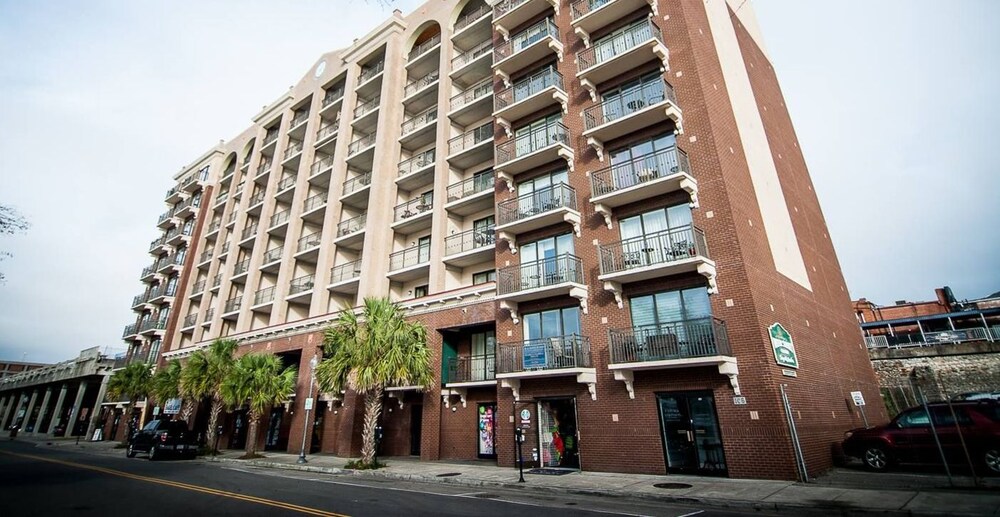 Book Water Street Retreats In Wilmington Hotels Water Street Retreats Wilmington