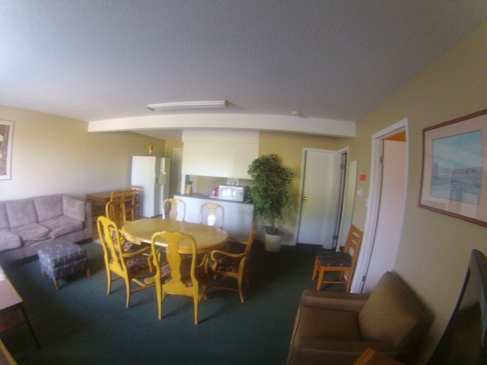 Book Outpost Motel In Cardston Hotels Outpost Motel Cardston
