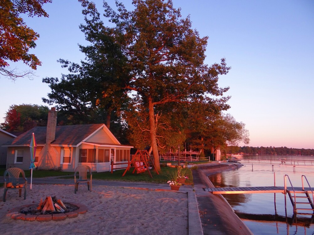 Book Sunset Resort In Houghton Lake Hotelscom