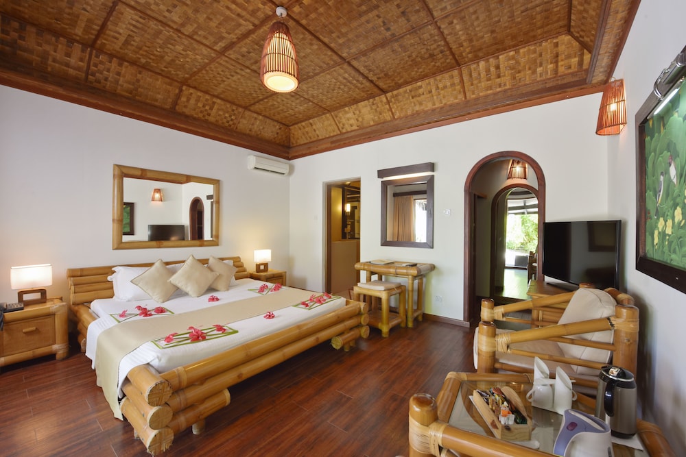 Angaga Island Resort and Spa, room interior