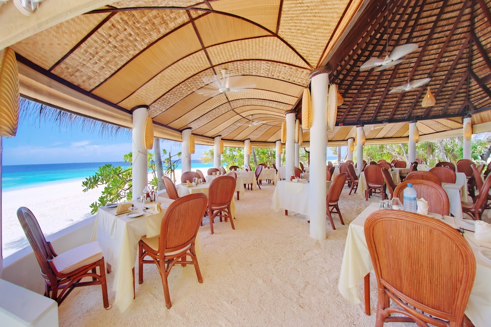 Angaga Island Resort and Spa, beach side dining with seaview