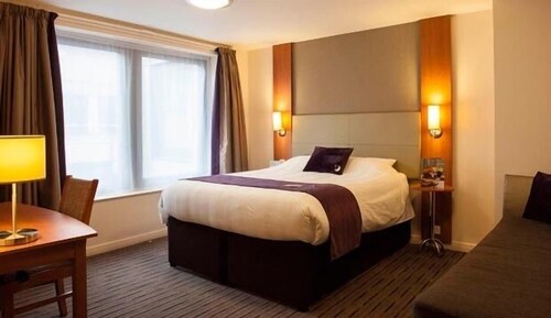 Book Premier Inn London Bank Tower In London Hotels Com