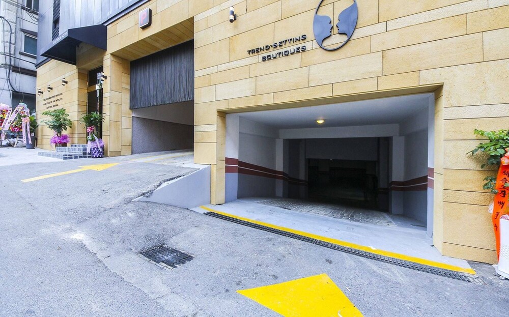 马里酒店, 仁川, 停车场