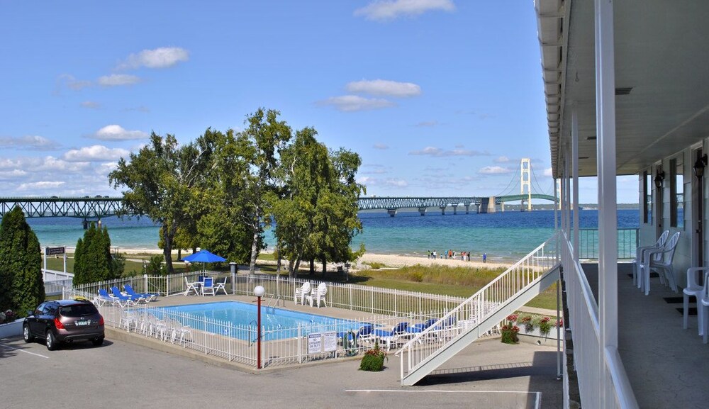 Book Riviera Motel in Mackinaw City