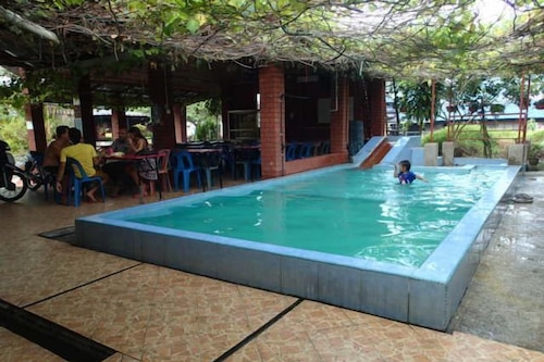 Di kolam hotel lumut ada 22 Hotel