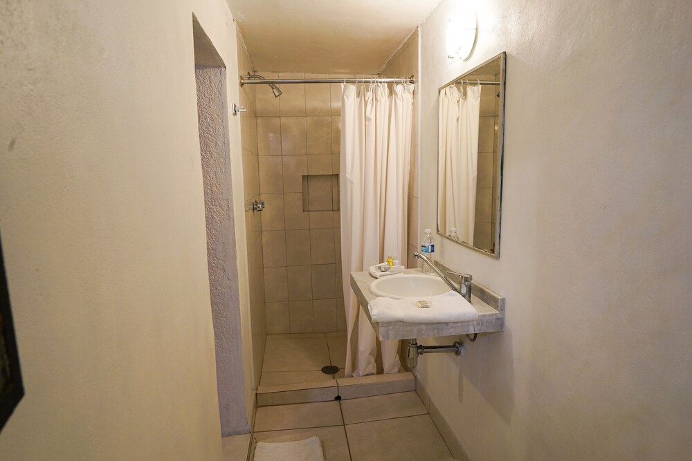 Book Hotel Nacional In Oaxaca Hotels Hotel Nacional Oaxaca Room 2 Single Beds Bathroom