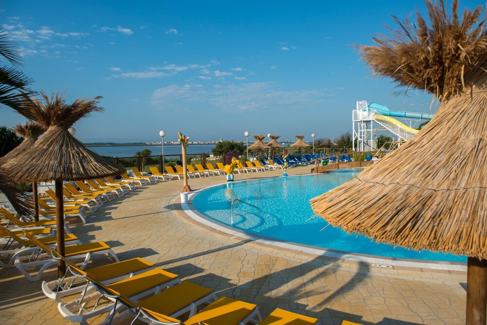 Camping Officiel Siblu Le Lac Des Reves Lattes Info Photos Reviews Book At Hotels Com