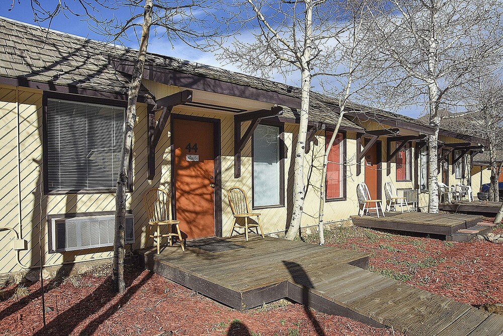 Book H Motor Lodge In Idaho Springs Hotels H Motor Lodge Idaho Springs Terrace Patio