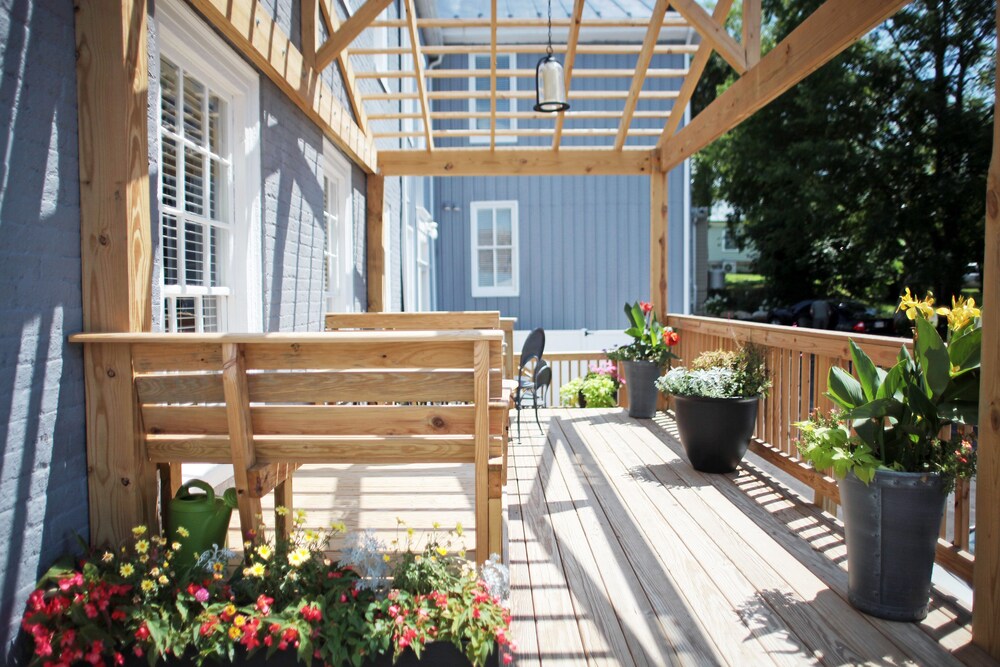 Book Hotel Laurance In Luray Hotels Hotel Laurance Luray Terrace Patio