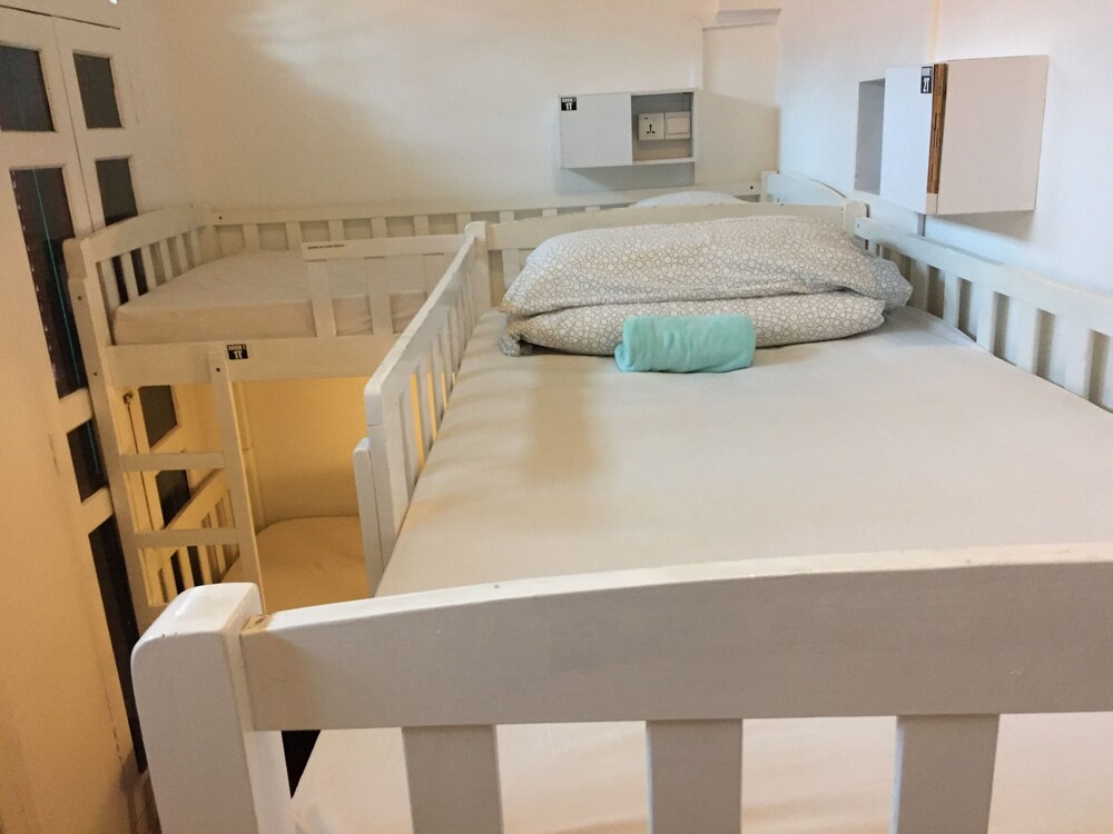 Book Royal Lodge Pagoda Street Hostel In Singapore Hotels Com