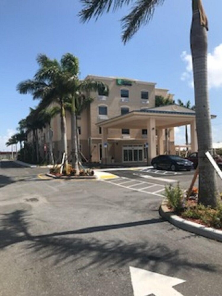 Book Holiday Inn Express Suites Boynton Beach West In Holiday Inn Express Suites Boynton Beach West