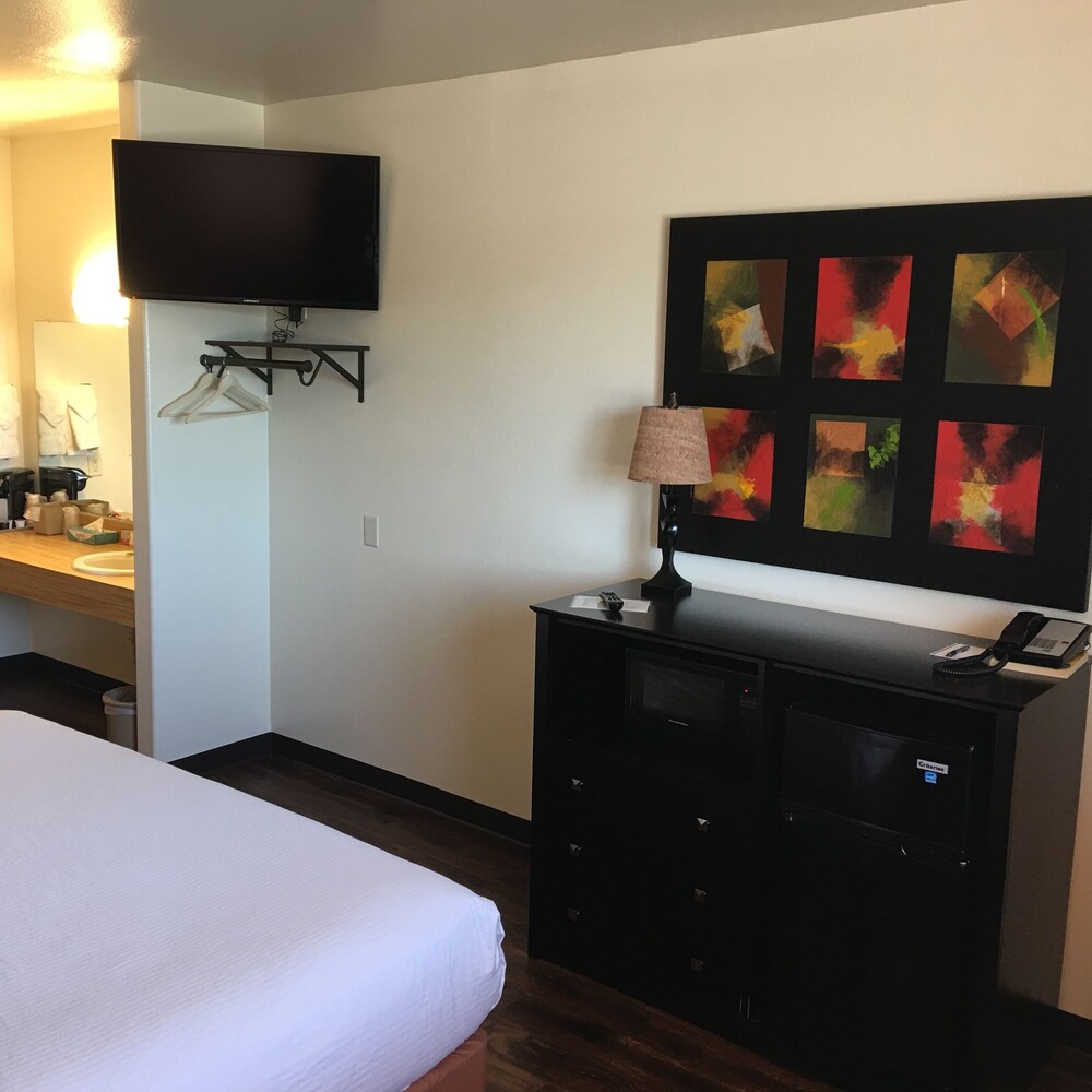 Book The Galley Hotel Bar And Grill In Webster Hotels