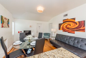 Фото Hispaniola House by Royal Stays в в Майами-Бич