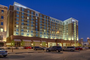 15 Closest Hotels To And Light District In Kansas City 15 Closest Hotels To And Light District In Kansas City