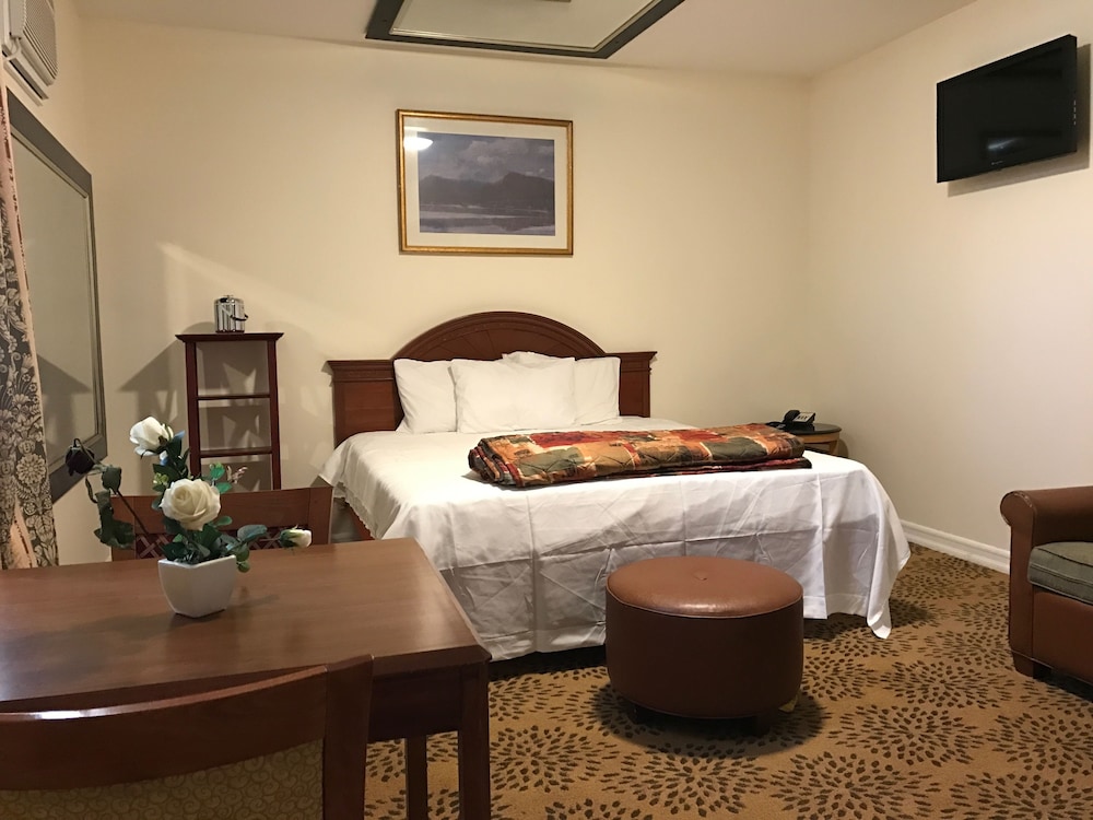 Book Waterbury Motel In Hotels Waterbury Motel Exclusive Room 1 King Bed Refrigerator Microwave