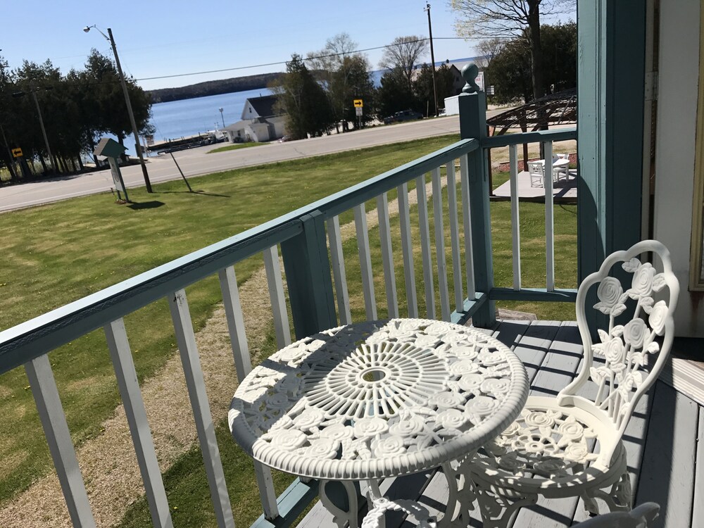 Book Harbor Light Inn In Ellison Bay Hotels Harbor Light Inn Ellison Bay Standard Suite 2 Queen Beds Non Smoking