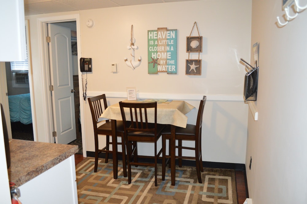 Book Cinderella S Suites In Sylvan Beach Hotels Cinderella S Suites Sylvan Beach