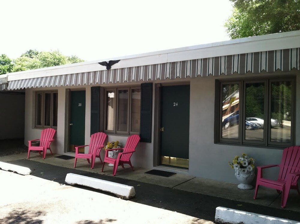 Book Holly Hill Motel In Keansburg Hotels Porch