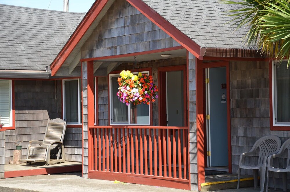 Book Surf & Sand Inn in Pacific City