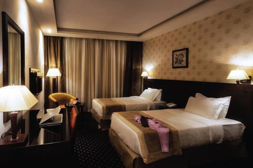 بركة داخل غرفة النوم فندق في البحرين