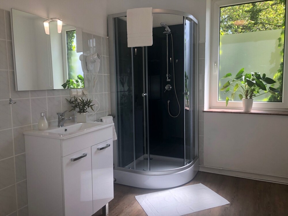 book rheinriver guesthouse boutique art hotel am rhein in leverkusen hotels com