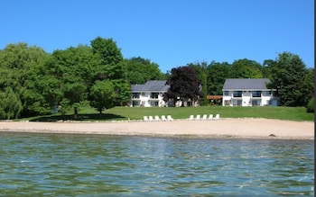 Hotels In Suttons Bay From 109 Night Condos In Suttons Bay
