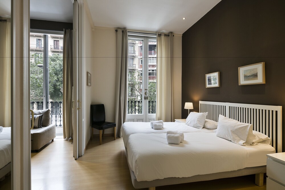 Hotels Deals S For Hotel Reservations From Luxury Uma Suites Eixample Barcelona City Apartment 2 Bedrooms Guest Room