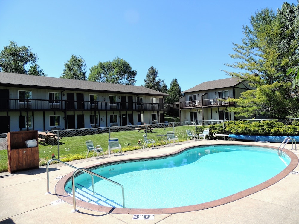 Book Sister Bay Inn In Hotels Sister Bay Inn Outdoor Pool