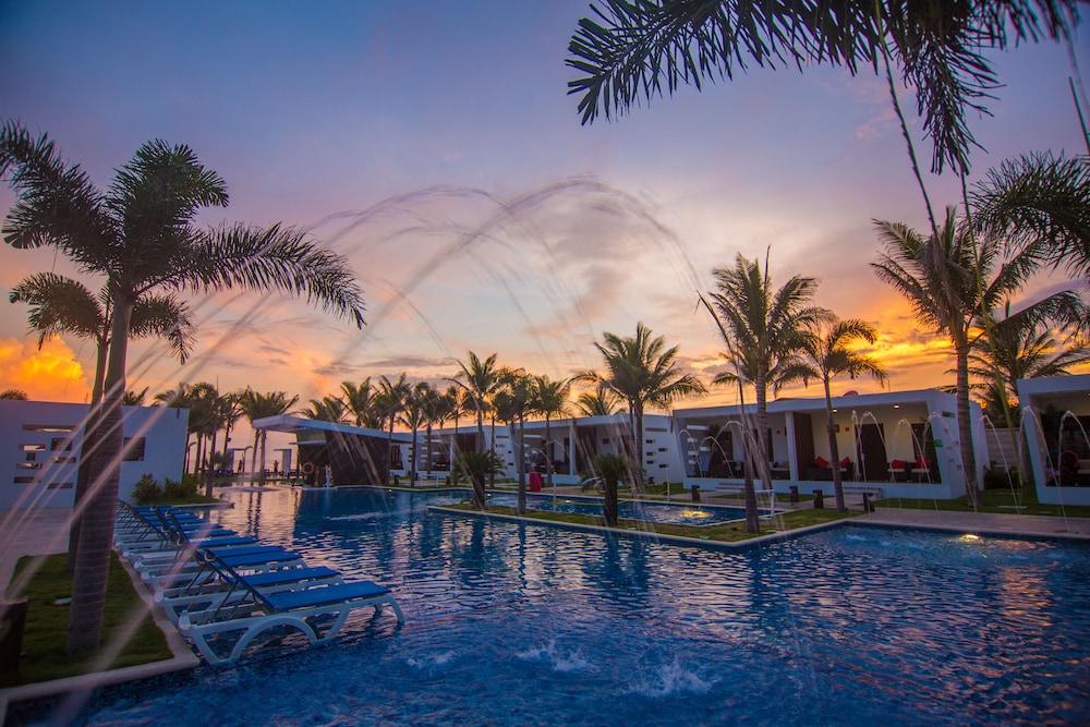 Book Hotel El Faro in Monterrico