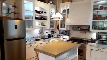 Picture of La Casita Mercedes in Makati