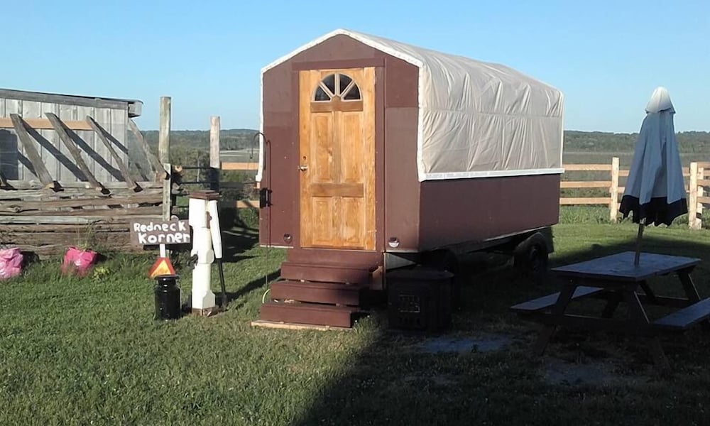 Book Redneck Korner In Port Perry Hotels Redneck Korner Port Perry Clic Mobile Home Guest Room
