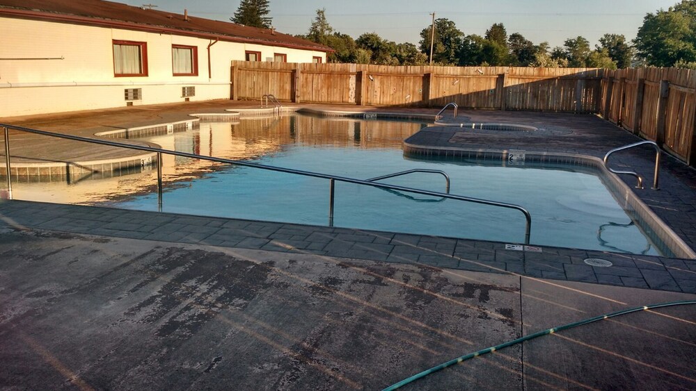 Book Marlinton Motor Inn in Marlinton