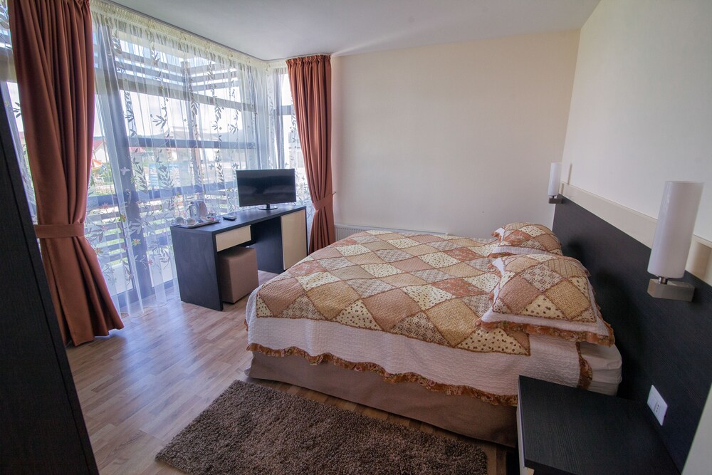 Pensiunea Aristocratis In Targu NeamÈ Hotels Com