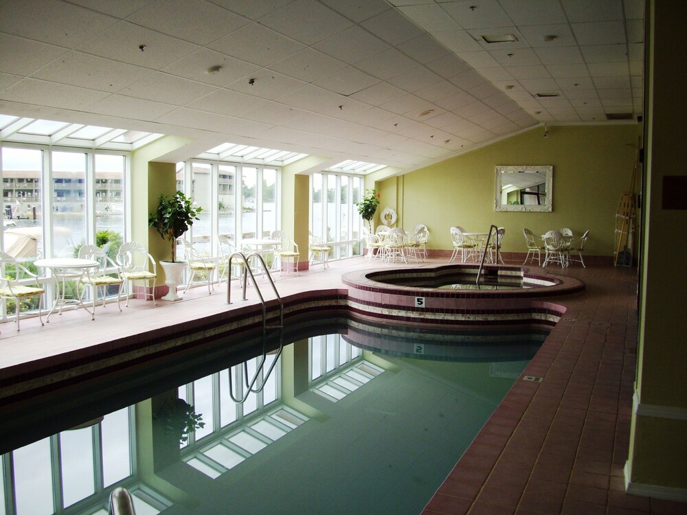 Book Riveredge Resort in Alexandria Bay